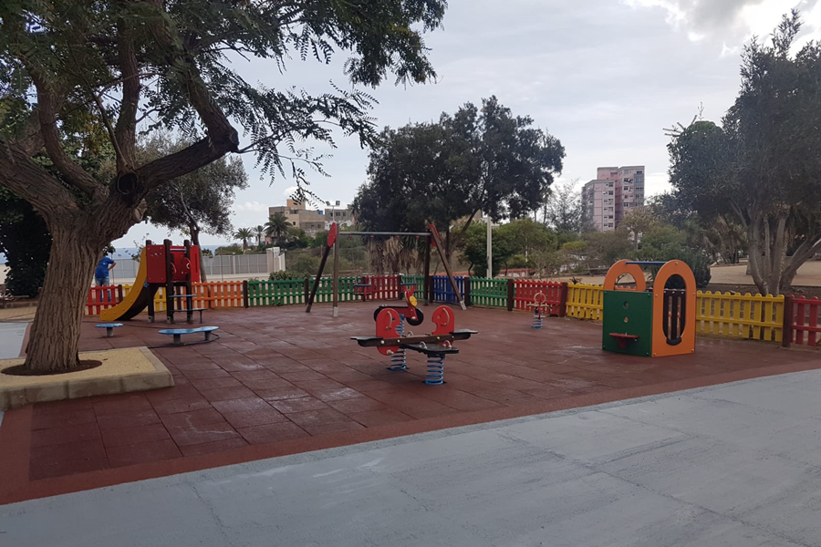 El Ayuntamiento renueva el parque infantil de Pedro Hidalgo con nuevos juegos y zonas de esparcimiento