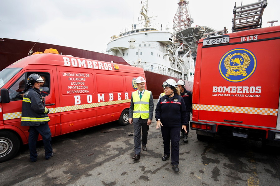 El Ayuntamiento organiza un simulacro de incendio a bordo de un buque con la movilización de una treintena de bomberos del SEIS