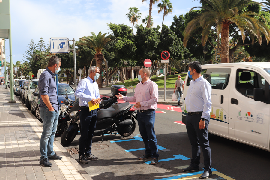 Ramírez supervisa con los directivos de Aemoto las nuevas 170 plazas de estacionamiento de moto en la ciudad creadas tras el confinamiento