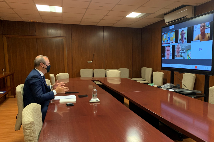 Augusto Hidalgo comparte con colectivos vecinales de los cinco distritos las medidas municipales contra la COVID-19