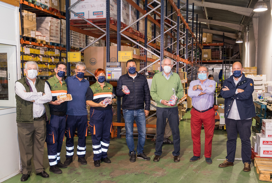 Sagulpa colabora en ¿La Navidad Más Dulce¿ repartiendo polvorones de Tejeda y bolsas de productos navideños junto con el Banco de Alimentos