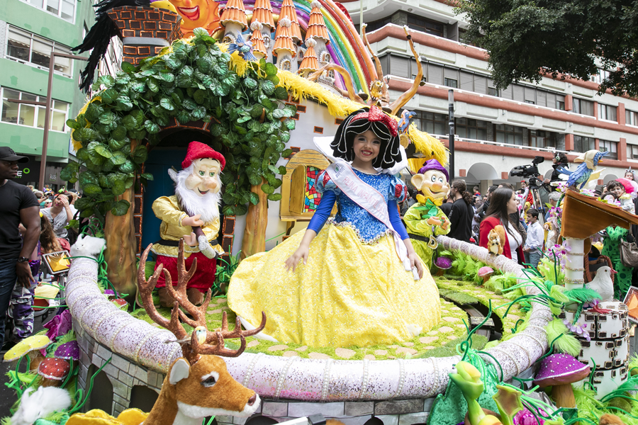 El desfile infantil y el entierro de la sardina despiden el Carnaval de los cuentos con 41.000 personas en la calle