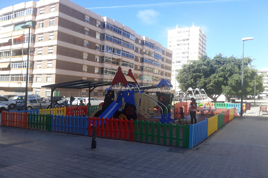 El Ayuntamiento incluye nuevos juegos y  mejoras en el entorno del parque infantil  Casablanca II