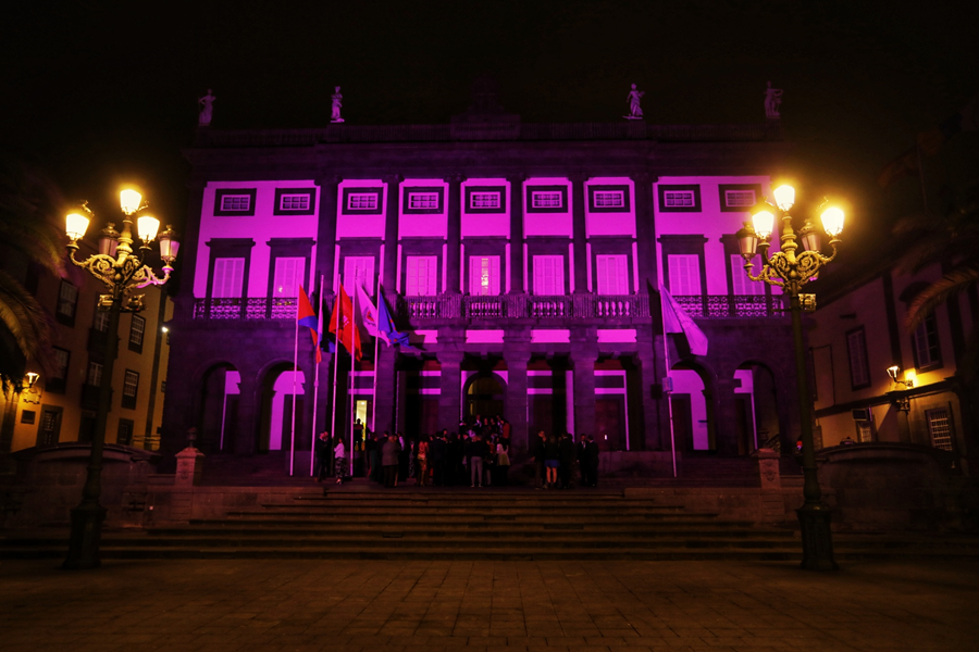 El Ayuntamiento ilumina las Casas Consistoriales de color morado para celebrar el 8 de marzo