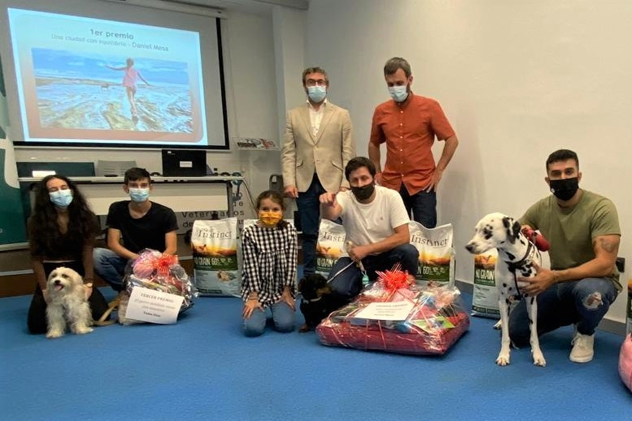 El Ayuntamiento premia las mejores fotografías de ciudadanos con sus perros para luchar contra el abandono