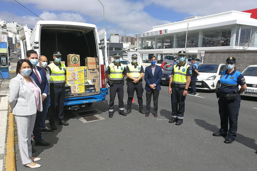 El Cuerpo de Agentes de Movilidad distribuye compotas, pañales y mascarillas infantiles a familias afectadas por la crisis sociosanitaria