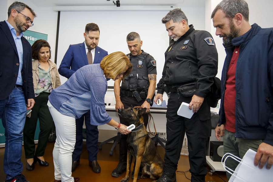 La Policía Local recibe sus primeros lectores de microchip para la identificación de animales de compañía