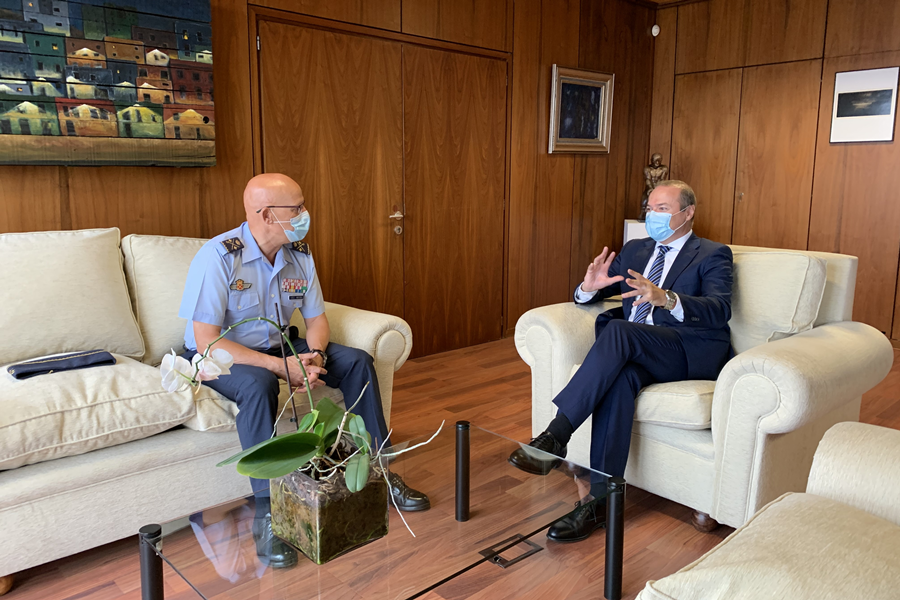 El alcalde agradece su labor al general segundo jefe del Mando Aéreo de Canarias Javier Hernández Antuña