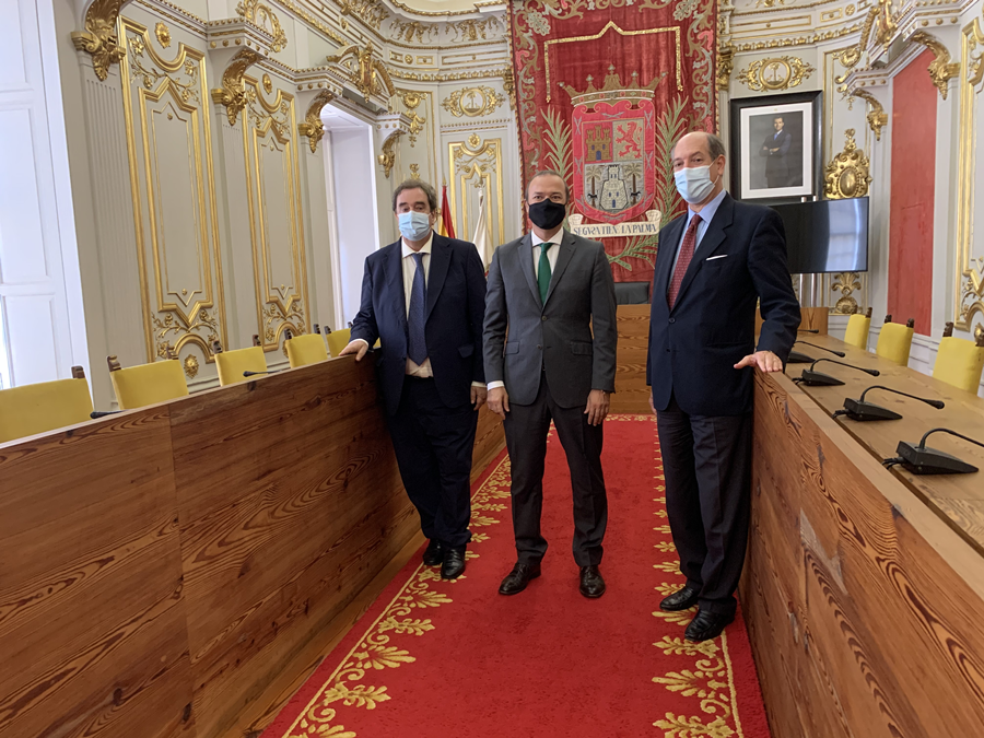Augusto Hidalgo mantiene un encuentro con el nuevo embajador de Italia Riccardo Guariglia