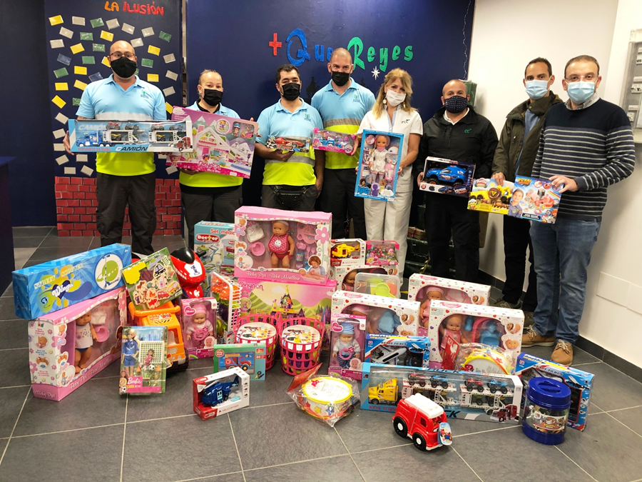 Los trabajadores del servicio de Ciudad de Mar suman juguetes solidarios a la campaña + que Reyes