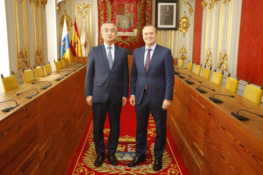 Hidalgo mantiene un encuentro con el embajador de Japón en las Casas Consistoriales
