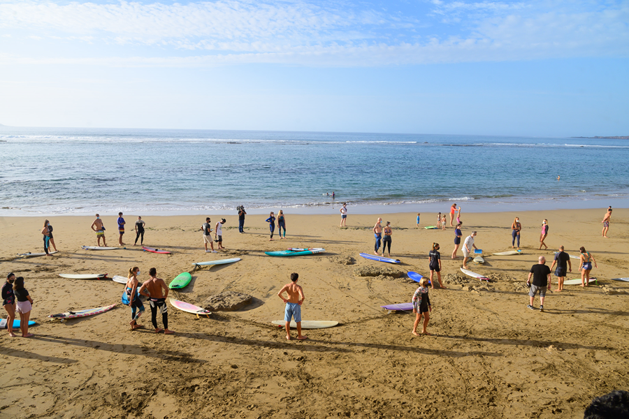 Más de treinta surferos dibujan una llamada de socorro en Playa Chica