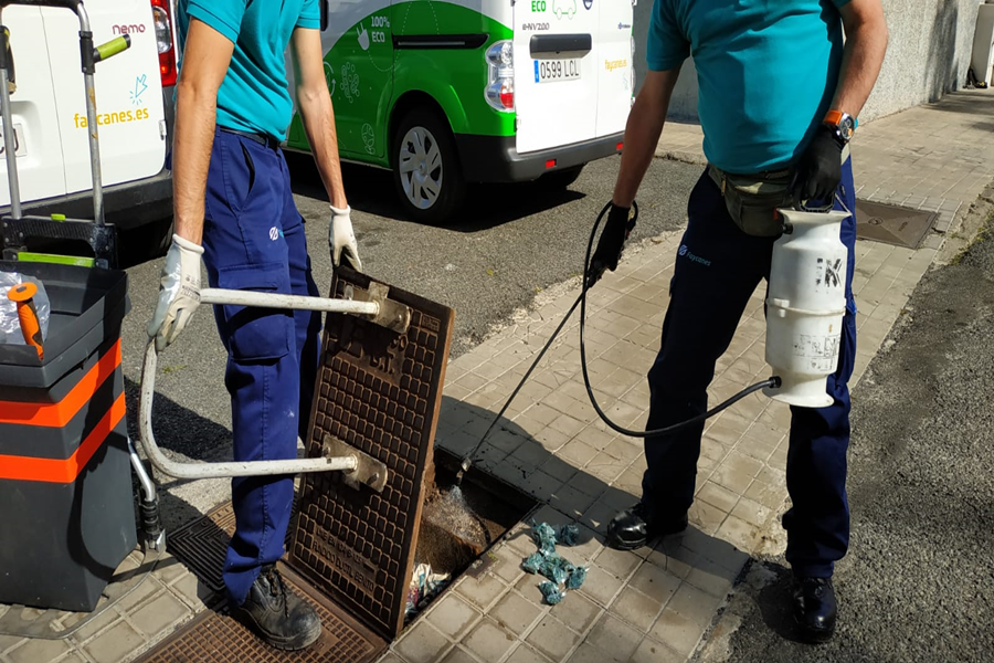 Salud Pública refuerza el saneamiento de El Batán con un tratamiento de choque en todo el barrio