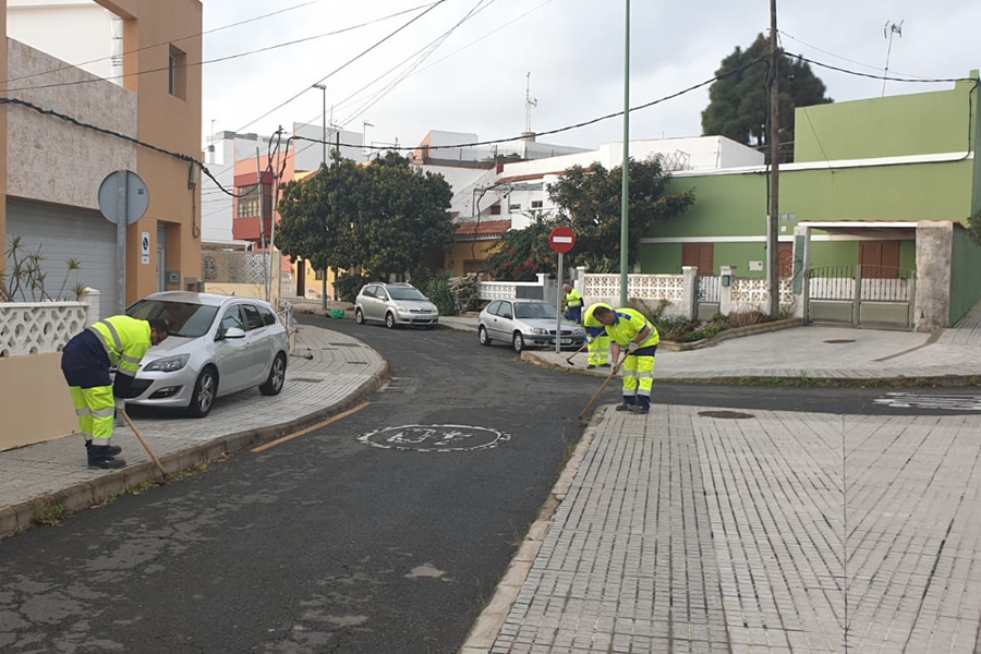 El Ayuntamiento acondiciona el barrio de San Francisco de Paula con un plan de limpieza integral