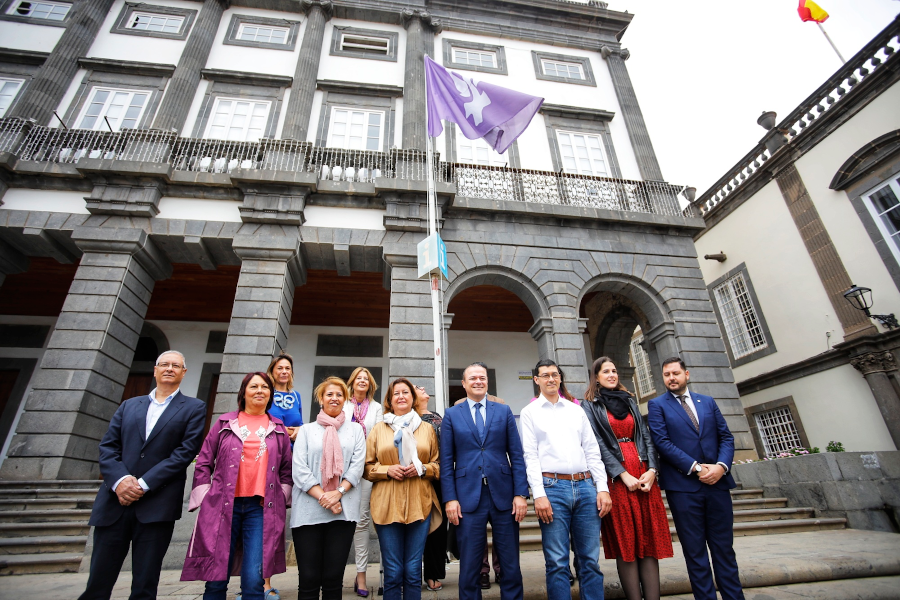 El Ayuntamiento iza la bandera feminista en las Casas Consistoriales en conmemoración del Día Internacional de la Mujer