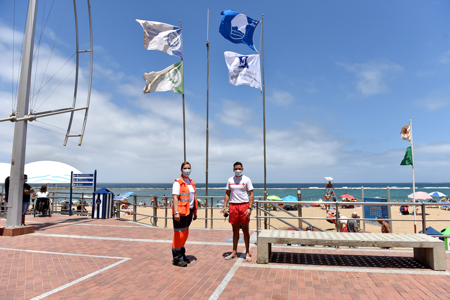 La playa de Las Canteras iza la Bandera Azul y la Q de Calidad Turística como símbolo de calidad, seguridad y sostenibilidad