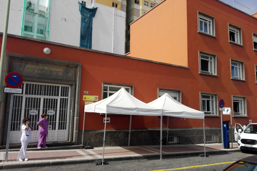 El Distrito de Ciudad Alta dota con carpas los accesos de los centros de salud de  Schamann y Barrio Atlántico