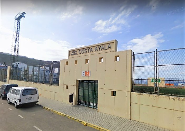 El Ayuntamiento avanza en la rehabilitación integral del campo de fútbol de Costa Ayala con la reposición del césped