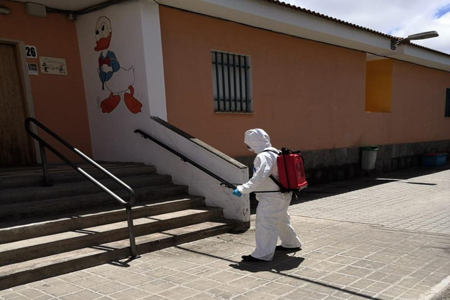 El Ayuntamiento realiza labores de desinfección contra el COVID-19 en los 64 colegios públicos de Las Palmas de Gran Canaria