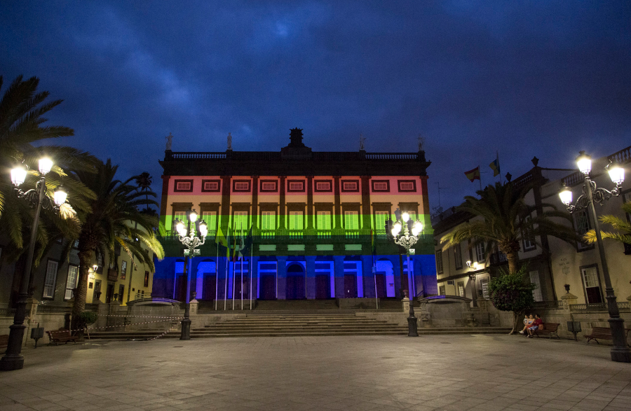 El Ayuntamiento ilumina las Casas Consistoriales con la bandera LGTBI+ para celebrar el Día Internacional del Orgullo