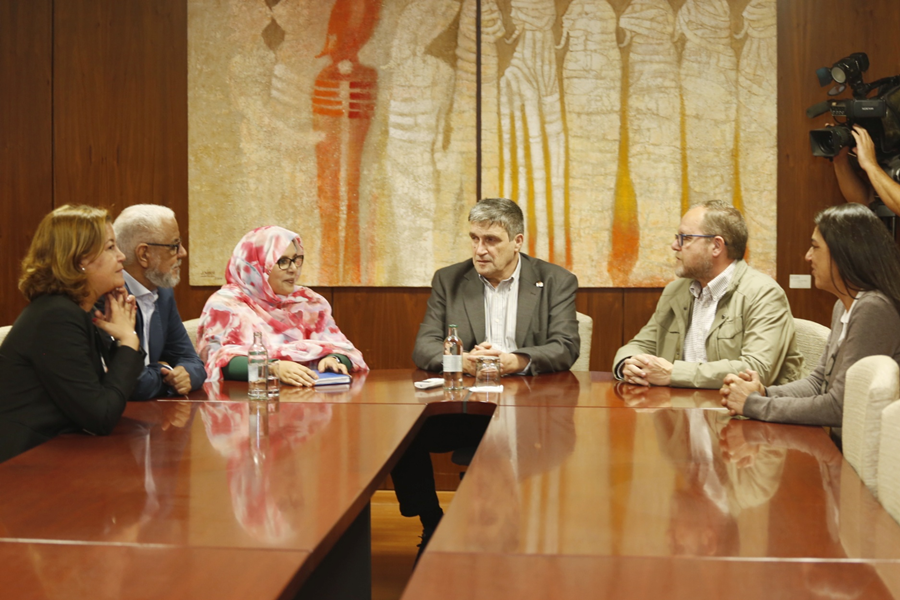El Ayuntamiento expresa su solidaridad con el pueblo saharaui tras recibir a su ministra de Cooperación