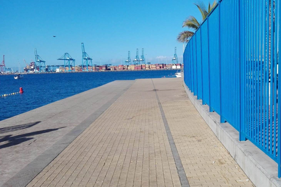 El ayuntamiento prohíbe el acceso al solario de la playa de Las Alcaravaneras