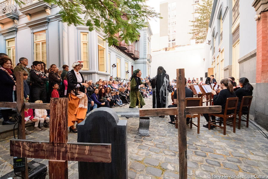 Los fantasmas de «Scrooge» vuelven a visitar el patio del Quegles por Navidad