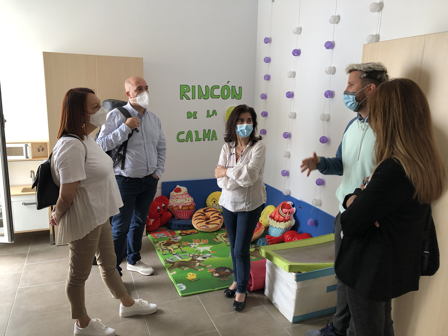 A la izquierda, Carmen Luz Vargas durante una visita al centro de dia de San Roque