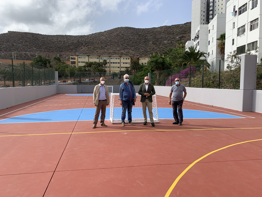El Ayuntamiento renueva la pista de baloncesto y fútbol sala de Tres Palmas para revitalizar el deporte en el barrio