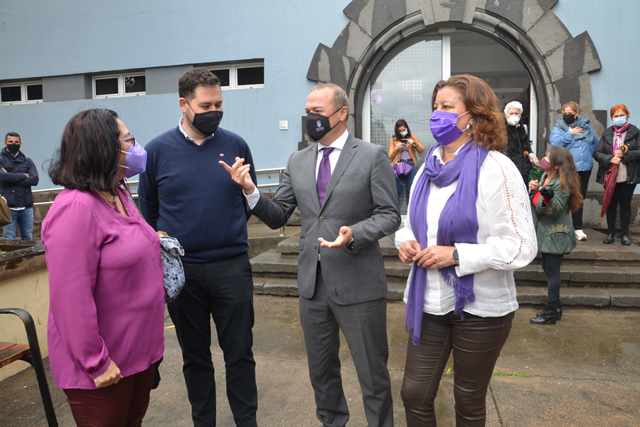Augusto Hidalgo participa en la iniciativa Ruta Violeta, un reconocimiento del legado de las mujeres mediante un recorrido por Ciudad Alta
