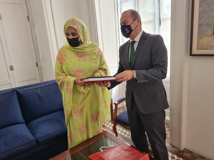 Augusto Hidalgo da la bienvenida en las Casas Consistoriales a la nueva cónsul de Mauritania en Canarias
