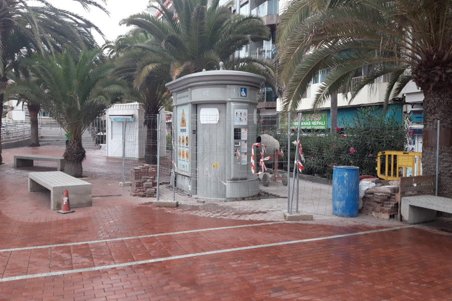 El Ayuntamiento instala un aseo en el Paseo de Las Canteras en respuesta a la demanda del sector turístico