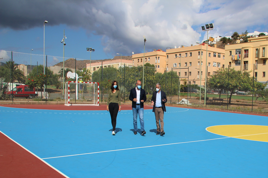 El IMD revitaliza con una inversión de 44.000 euros la pista deportiva del Parque de las Edades de Jinámar