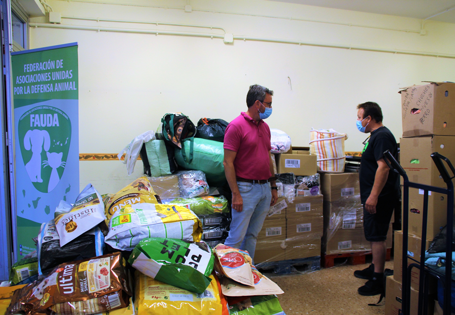 El Ayuntamiento colabora con Fauda en el reparto de comida para los animales afectados por la erupción de la isla de La Palma