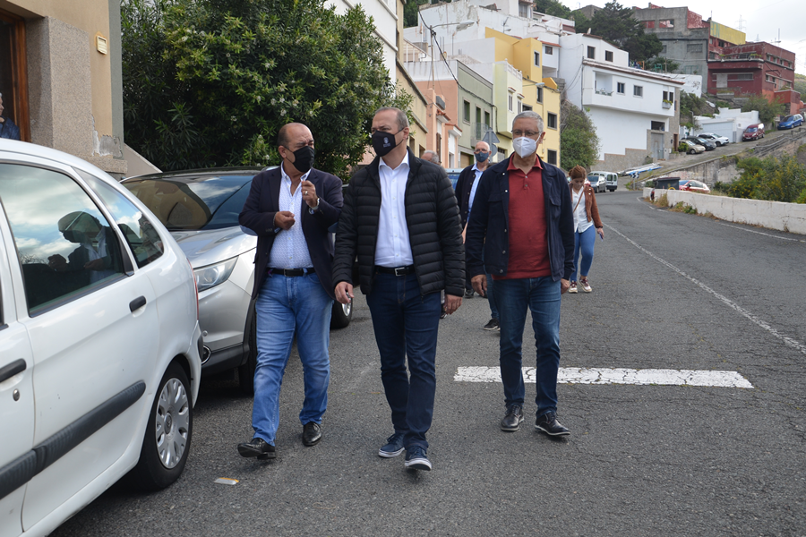 El alcalde analiza con los vecinos de La Matula mejoras de accesibilidad y saneamiento para el barrio