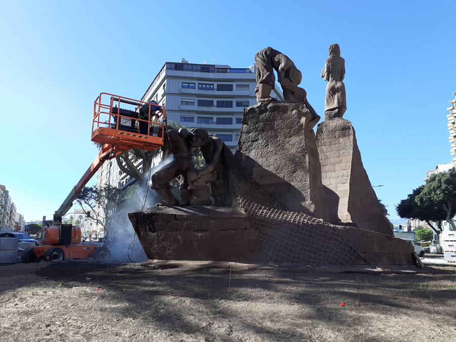 El Ayuntamiento mejora la imagen de la escultura de la Plaza de España con una limpieza de las estatutas del artista Luis Montull