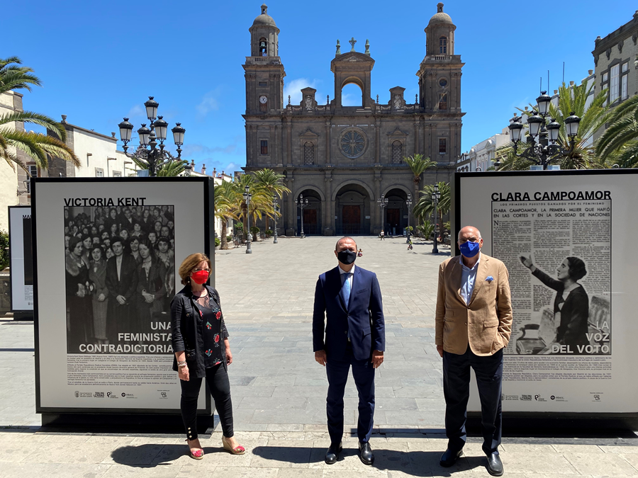 Hidalgo inaugura en las Casas Consistoriales la exposición fotográfica y documental que ilustra la II República en la capital grancanaria