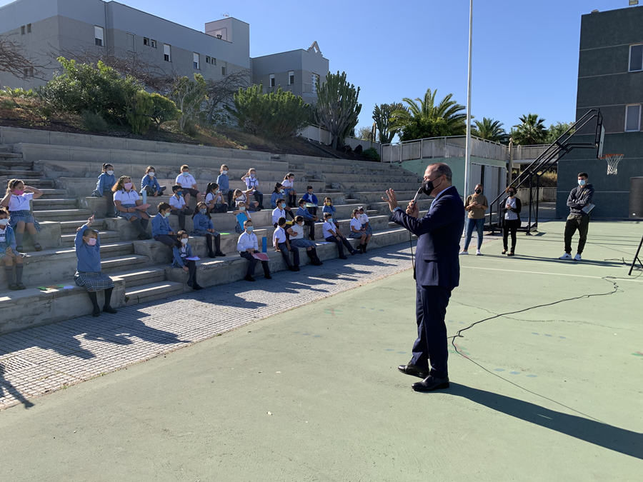 Hidalgo comparte con estudiantes de primaria del colegio Sagrada Familia el proyecto de ciudad y su experiencia al frente del Ayuntamiento