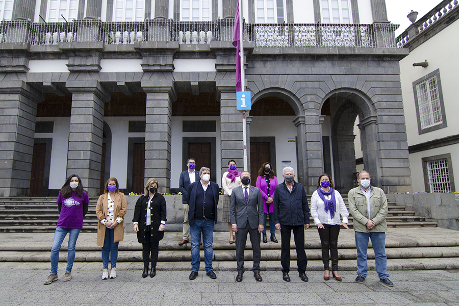 El Ayuntamiento iza la bandera feminista en las Casas Consistoriales en conmemoración del Día Internacional de la Mujer