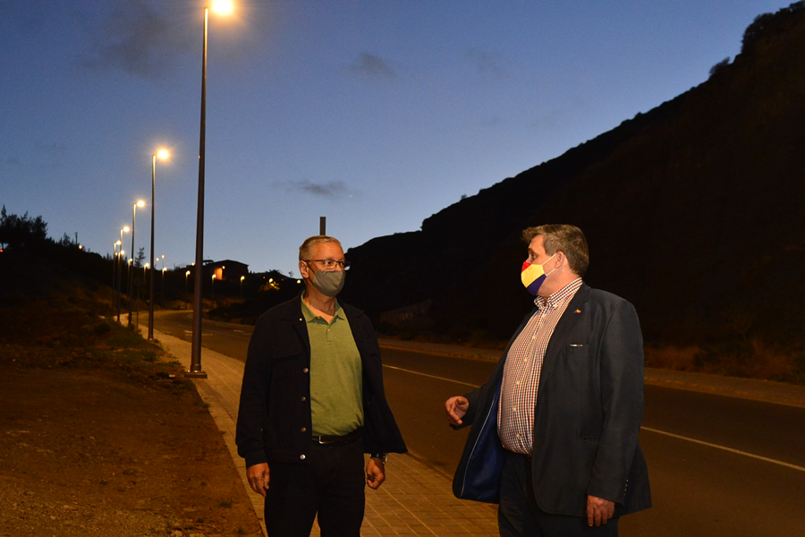 El Ayuntamiento ilumina con LED la carretera de acceso a El Lasso mediante los presupuestos participativos