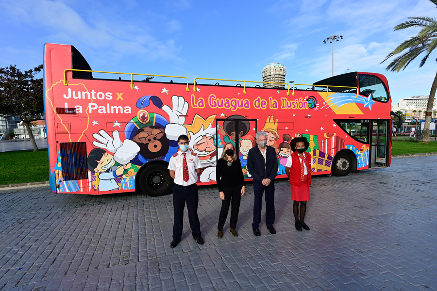 La guagua turística rueda esta Navidad con el lema 'La Guagua de la ilusión' para ayudar a los vecinos de La Palma