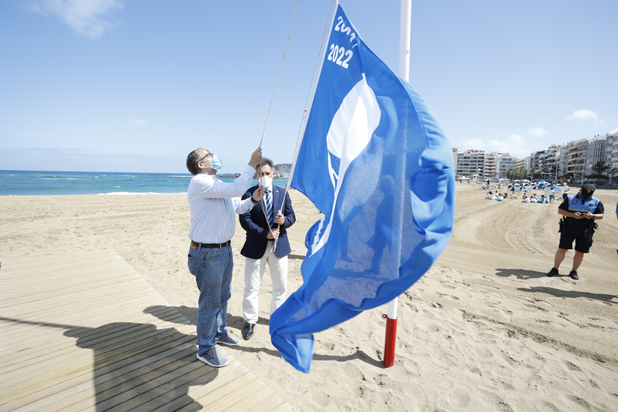 La playa de Las Canteras celebra la llegada del verano izando la Bandera Azul