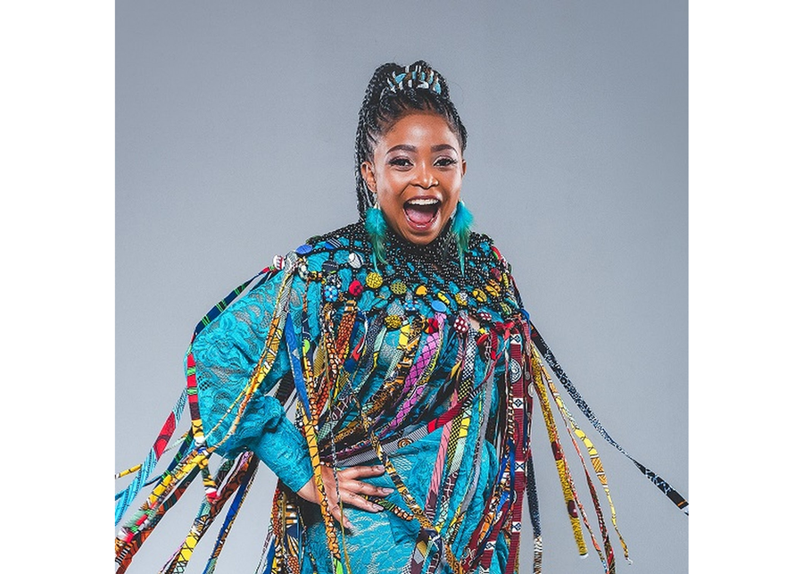 La cantante y activista sudafricana Nomfusi Gotyana se sube al escenario del Parque Doramas
