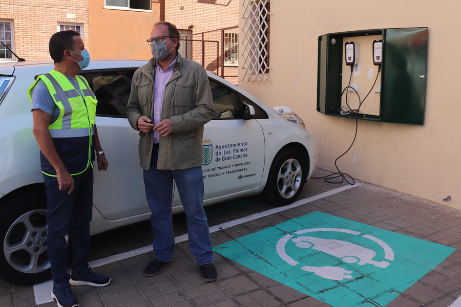 El Ayuntamiento instala un nuevo punto de recarga eléctrica para taxis y vehículos municipales