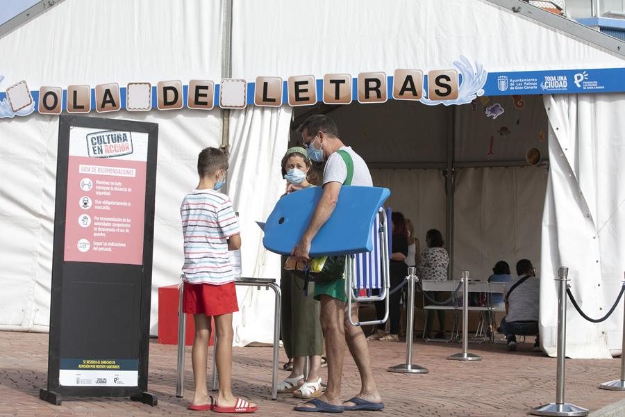 Las Bibliotecas vuelven a abrir su carpa de verano en el entorno de la playa de Las Canteras