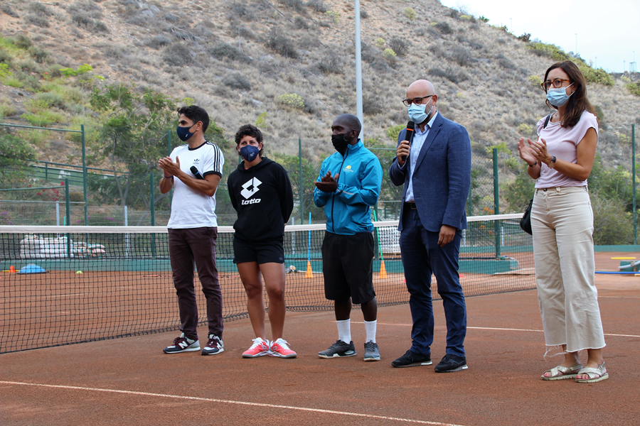 La tenista Carla Suárez y el concejal de Deportes Aridany Romero inauguran las nuevas pistas de tenis de Las Rehoyas