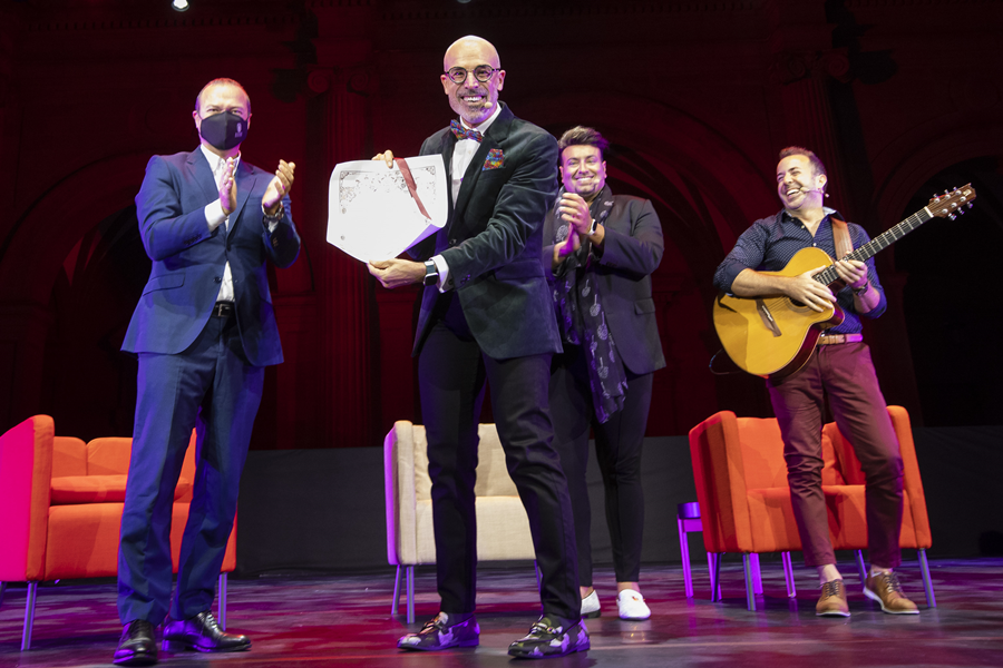 «La ciudad y la radio», un emocionante homenaje que dedica Kiko Barroso Gil a sus compañeros y al medio