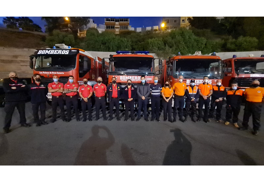 El Ayuntamiento envía a 22 efectivos, 2 vehículos especializados y 4 ligeros de Bomberos y de Protección Civil para apoyar a la isla de La Palma
