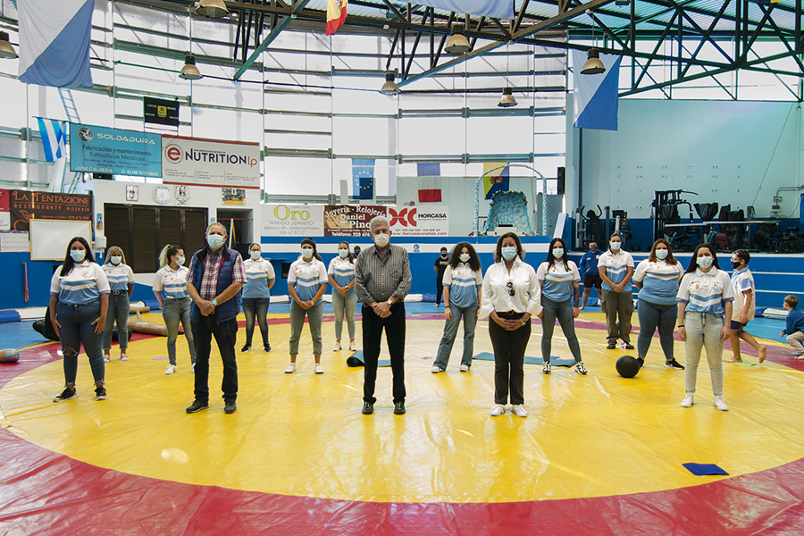 Mari Carmen Reyes mantiene un encuentro con las luchadoras del Club Santa Rita