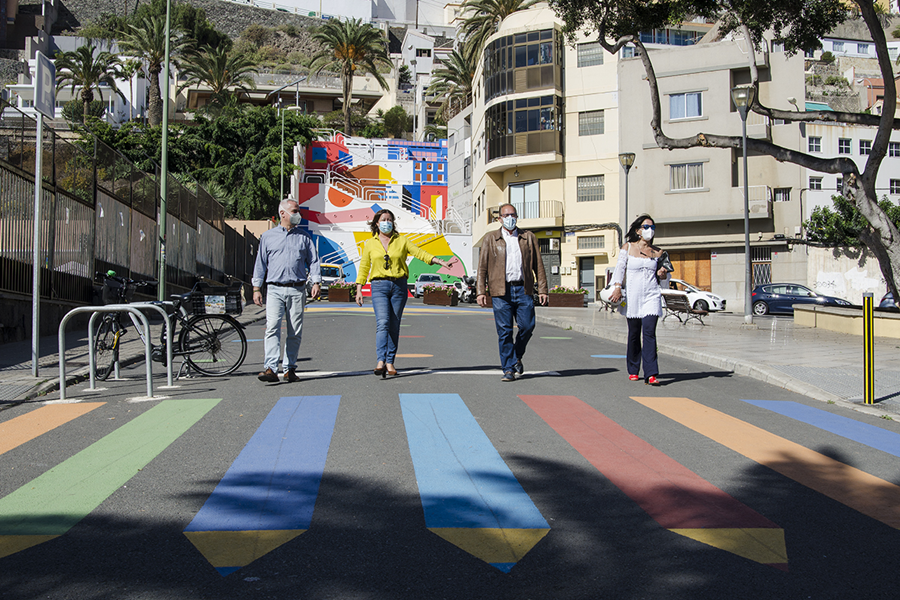 El Ayuntamiento finaliza las actuaciones de urbanismo táctico en el entorno del CEIP Giner de los Ríos con un nuevo mural horizontal